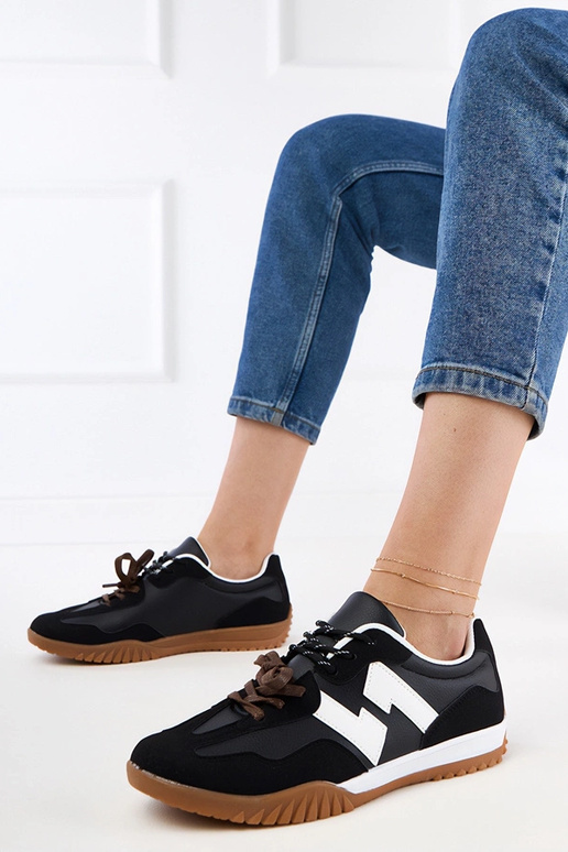 Ténis pretos com cadarços coloridos,...