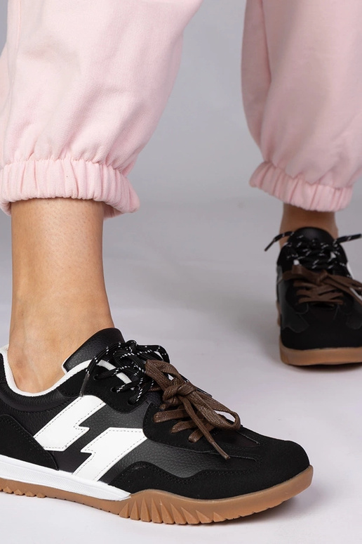 Ténis pretos com cadarços coloridos,...