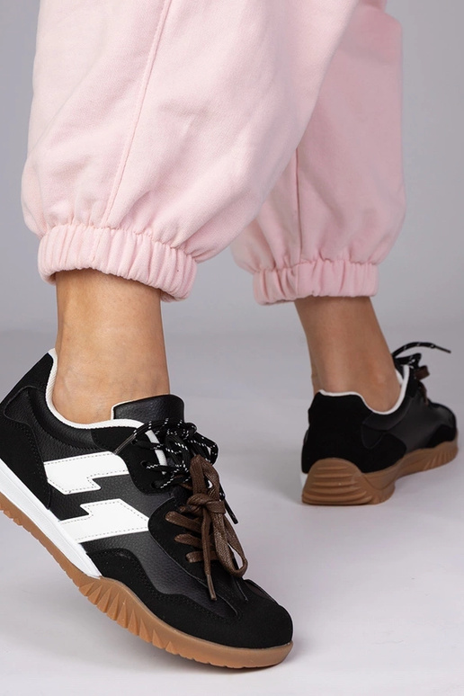 Ténis pretos com cadarços coloridos,...