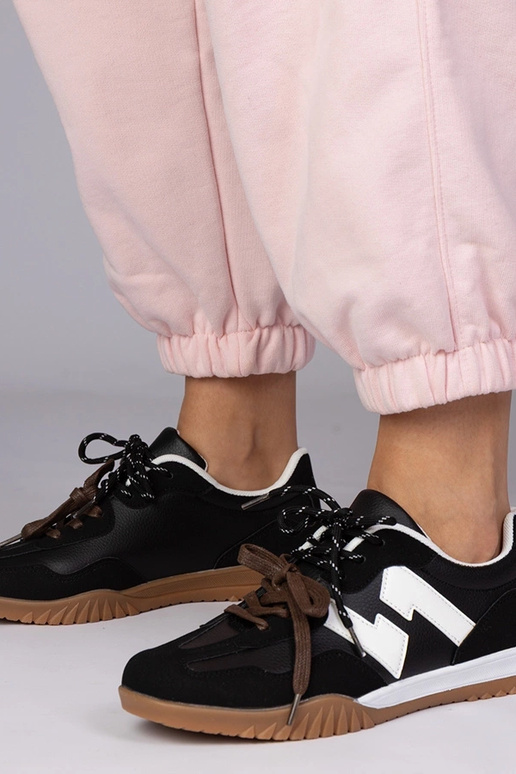 Ténis pretos com cadarços coloridos,...