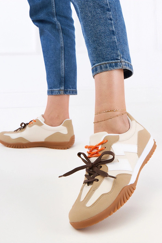 Ténis bege com cadarços coloridos,...