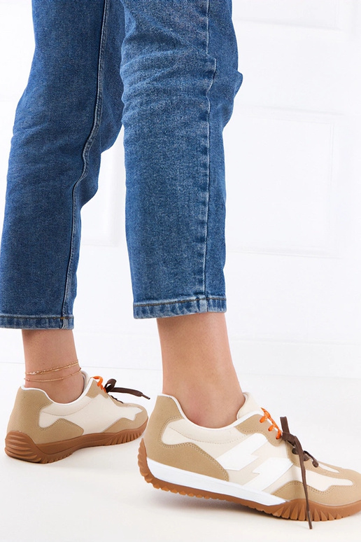 Ténis bege com cadarços coloridos,...