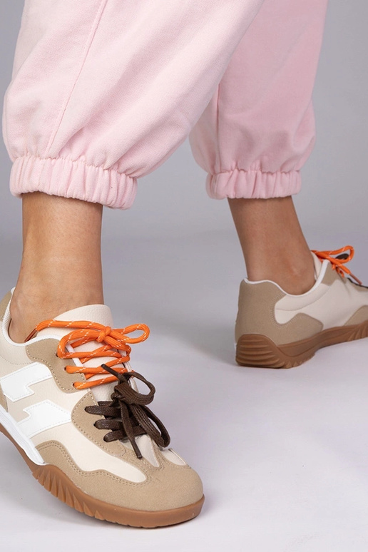 Ténis bege com cadarços coloridos,...