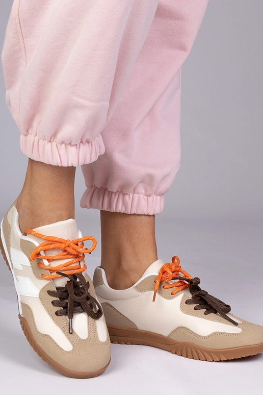 Ténis bege com cadarços coloridos,...