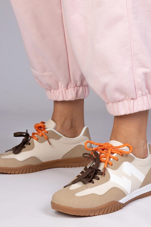 Ténis bege com cadarços coloridos,...