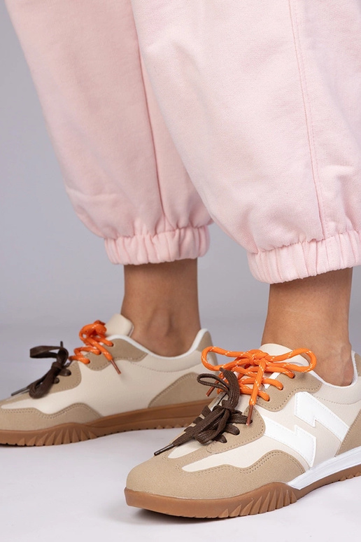 Ténis bege com cadarços coloridos,...