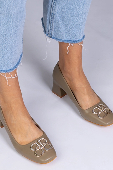 Sapatos de salto alto...