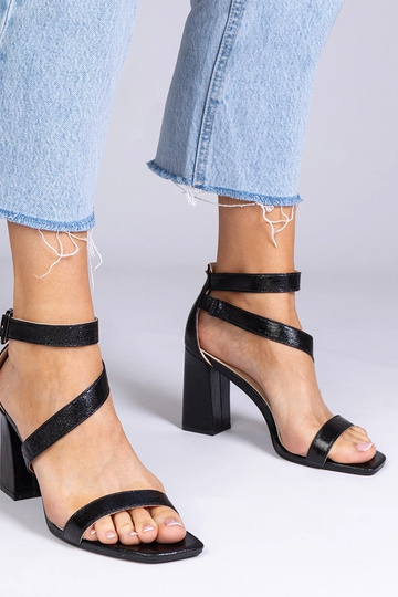 Sandálias pretas de couro...