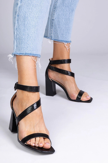 Sandálias pretas de couro... 2