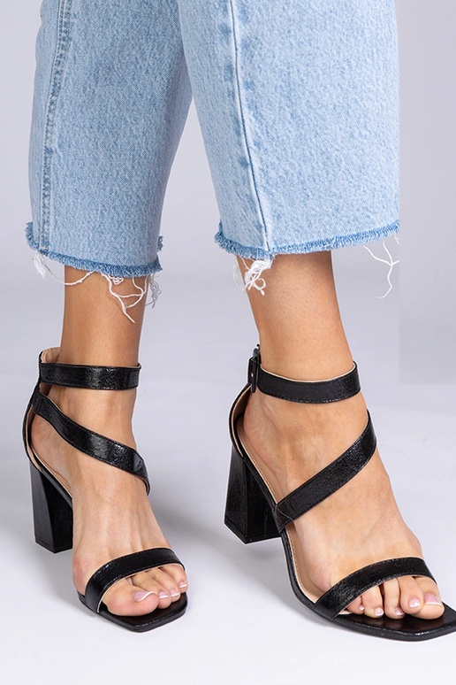 Sandálias pretas de couro sintético... Sandálias pretas de couro sintético...