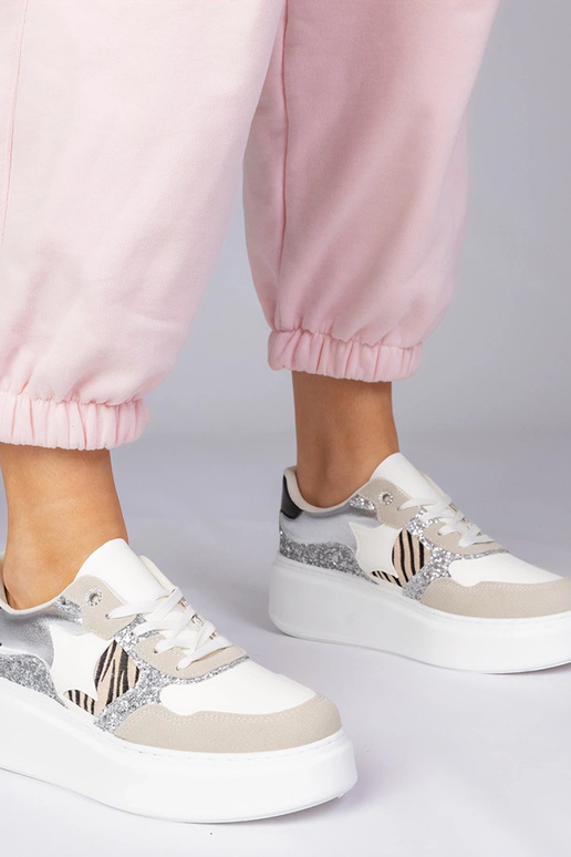 Tênis em tom areia com brilhos e...