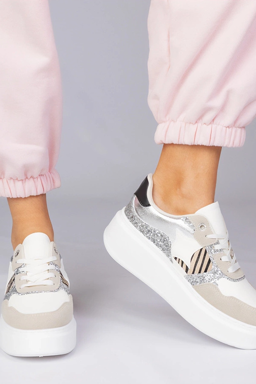 Tênis em tom areia com brilhos e...