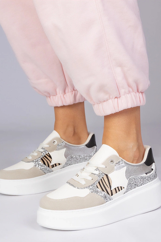 Tênis em tom areia com brilhos e...