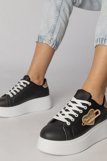 Tênis pretos com calcanhar...