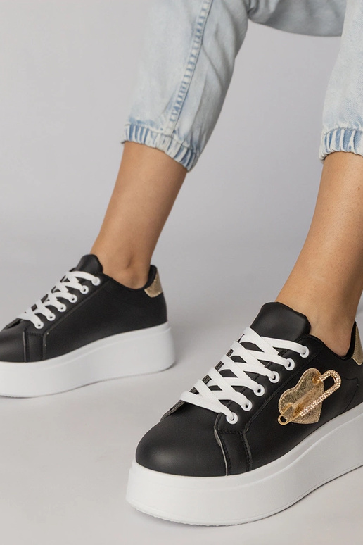 Tênis pretos com calcanhar em forma...