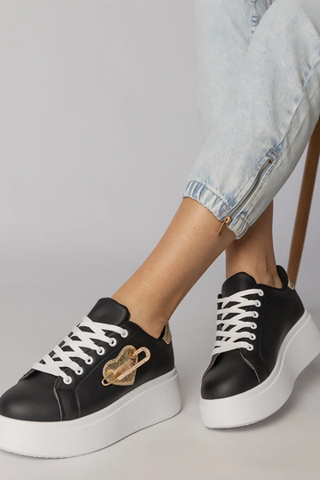 Tênis pretos com calcanhar... 2