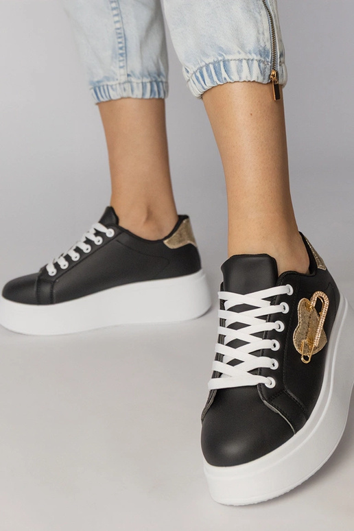 Tênis pretos com calcanhar em forma...