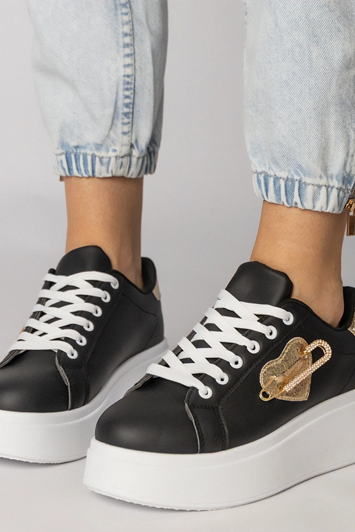 Tênis pretos com calcanhar em forma...