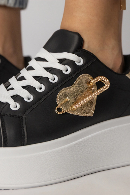 Tênis pretos com calcanhar em forma...