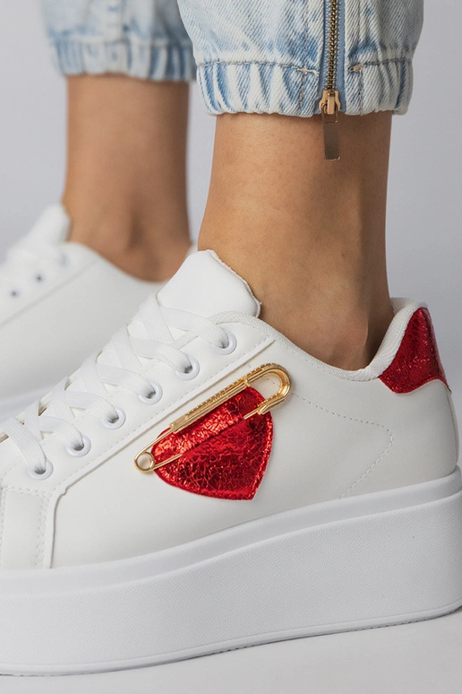 Tênis brancos com coração vermelho,...