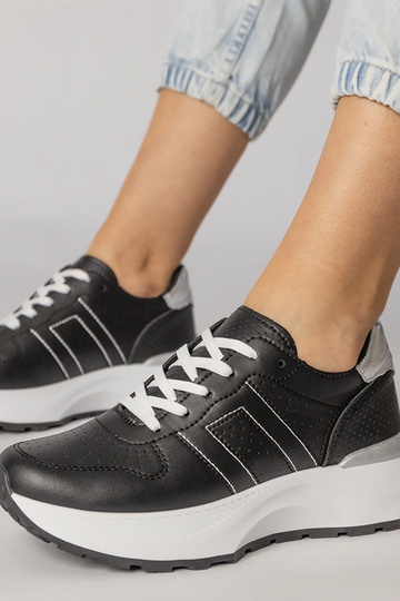 Tênis pretos com detalhe em...