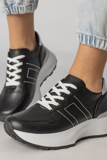 Tênis pretos com detalhe em... 2