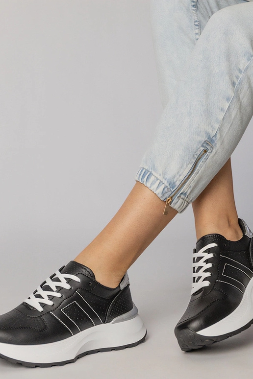 Tênis pretos com detalhe em prata,...