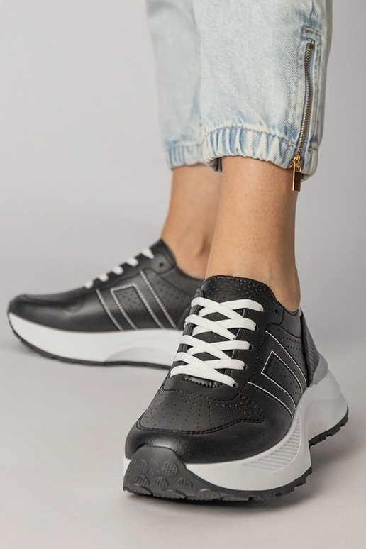 Tênis pretos com detalhe em prata,...