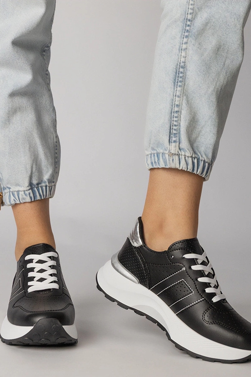 Tênis pretos com detalhe em prata,...