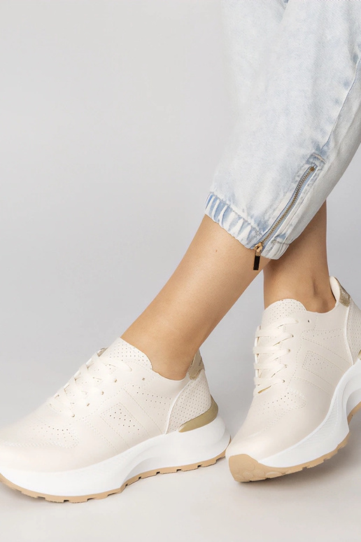 Tênis esportivos cor areia com...