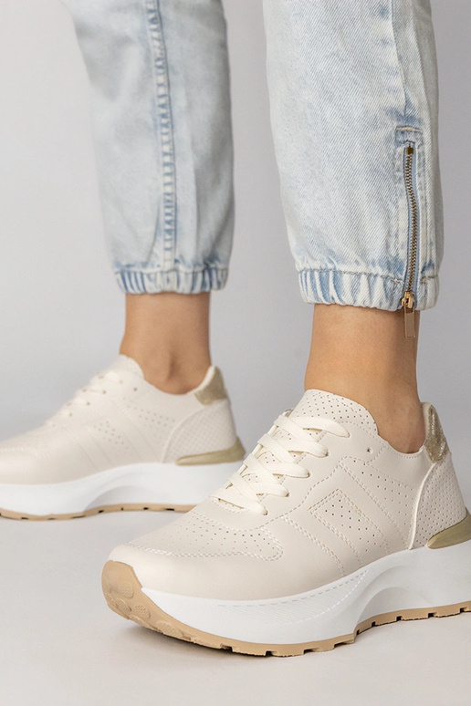 Tênis esportivos cor areia com...