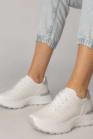 Tênis esportivos brancos...