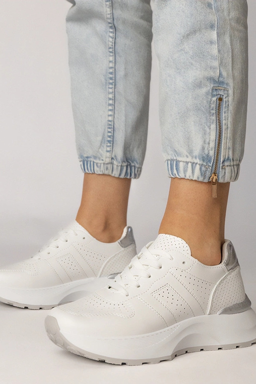 Tênis esportivos brancos com detalhe...