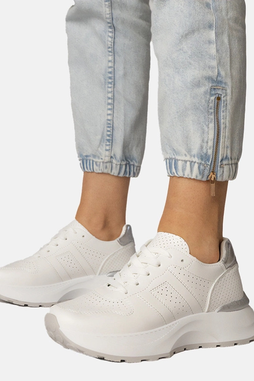 Tênis esportivos brancos com detalhe...