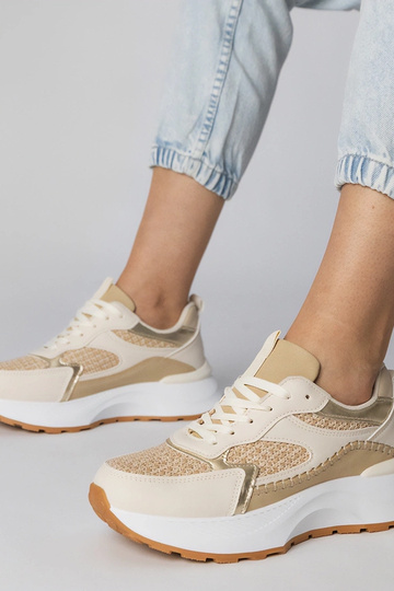 Tênis esportivos cor areia...