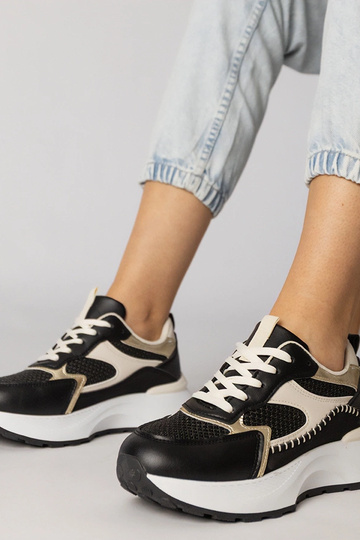 Tênis esportivos pretos com...