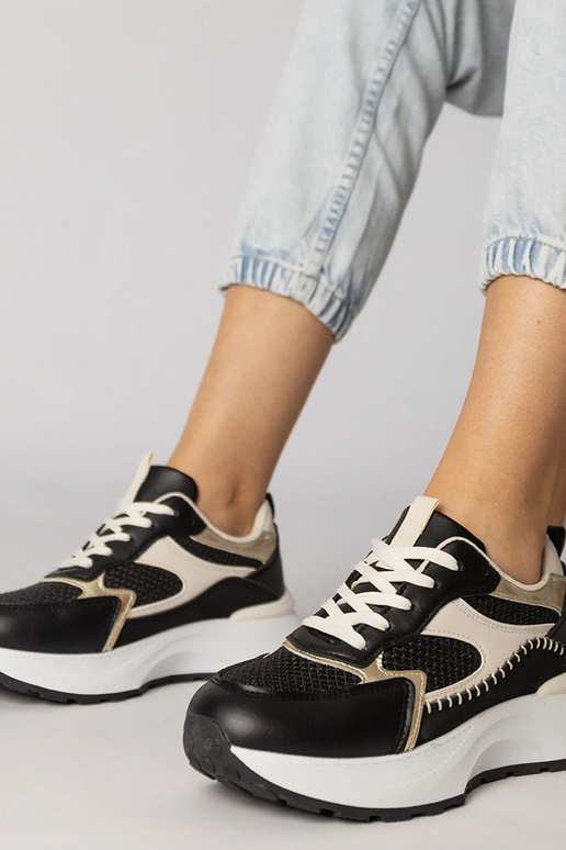 Tênis esportivos pretos com detalhe...