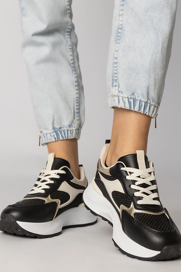 Tênis esportivos pretos com... 2