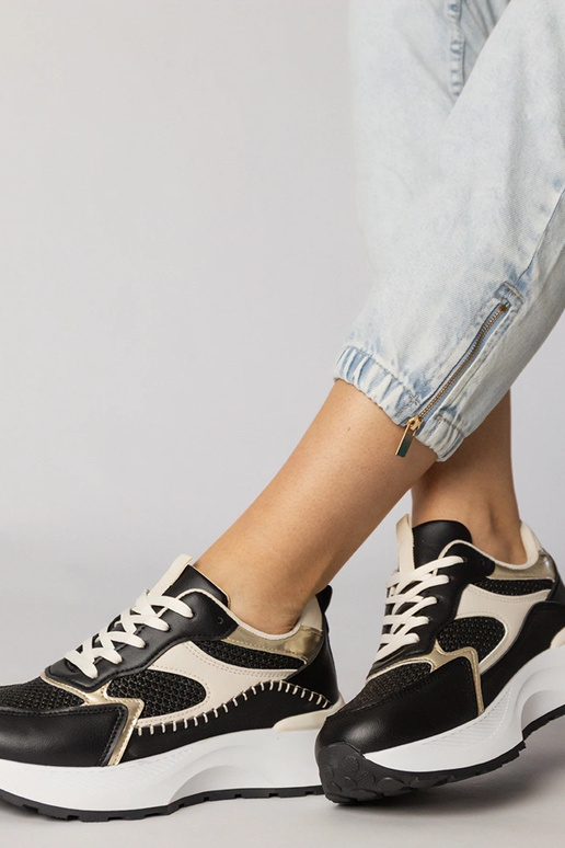 Tênis esportivos pretos com detalhe...