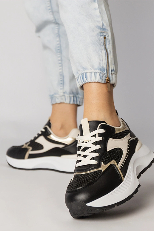 Tênis esportivos pretos com detalhe...