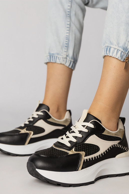 Tênis esportivos pretos com detalhe...