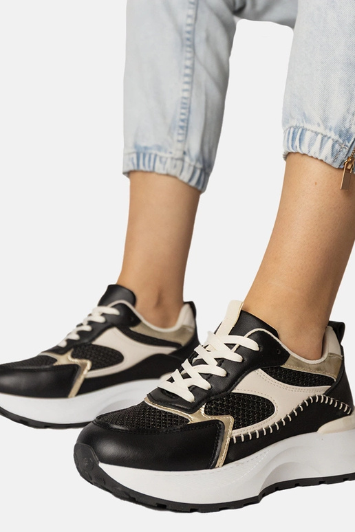 Tênis esportivos pretos com detalhe...