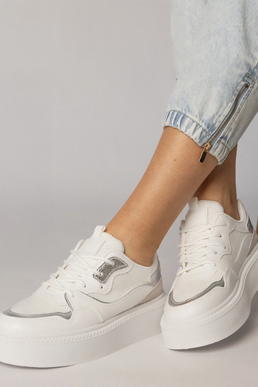 Tênis esportivos brancos com detalhe...