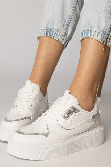 Tênis esportivos brancos... 2