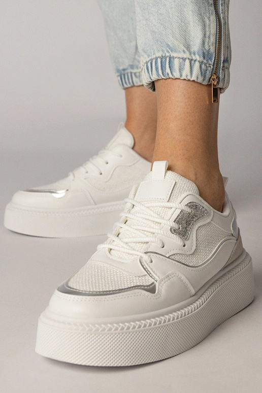 Tênis esportivos brancos com detalhe...