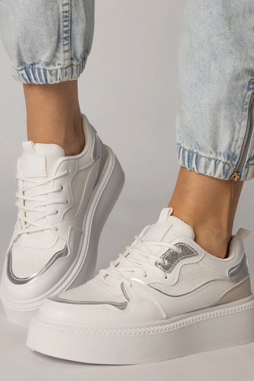 Tênis esportivos brancos com detalhe...