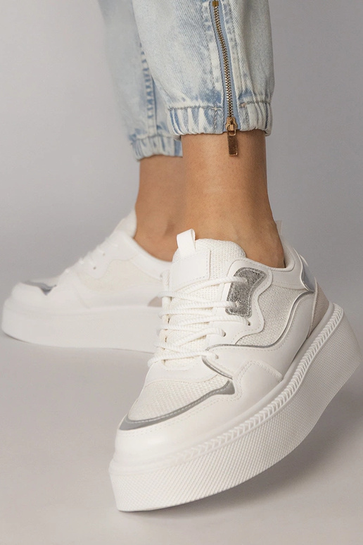 Tênis esportivos brancos com detalhe...