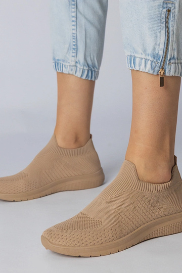 Tênis esportivos cor areia...