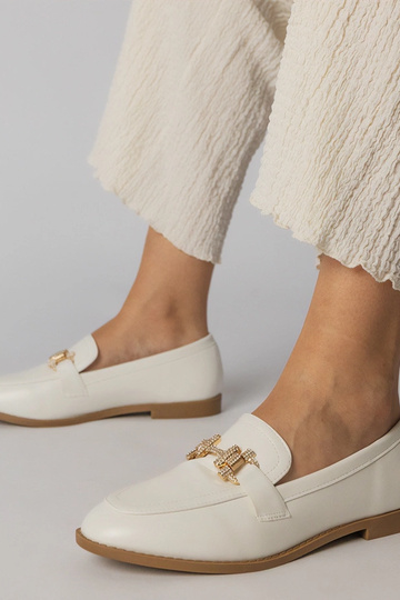 Mocassins brancos com pedras de zircônia, "Kalinta"