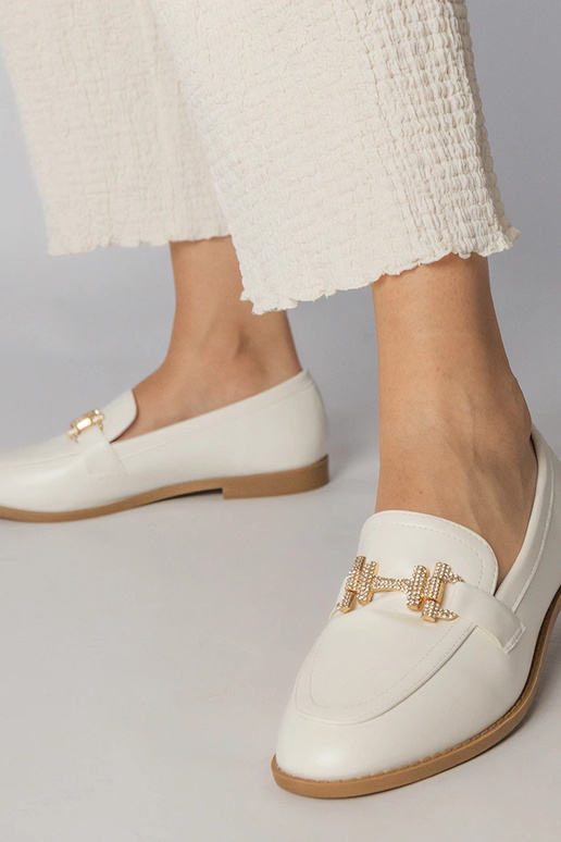 Mocassins brancos com pedras de...